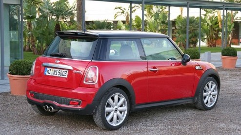 De nieuwe Mini Cooper is tamelijk ingrijpend veranderd. Maar vreemd genoeg zie je daar aan de buitenkant bijna niets van. Nu met filmpje in het artikel!