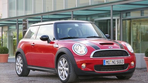 De nieuwe Mini Cooper is tamelijk ingrijpend veranderd. Maar vreemd genoeg zie je daar aan de buitenkant bijna niets van. Nu met filmpje in het artikel!