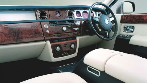 Rolls-Royce heeft voor de Phantom een update gepland. De verschillen zijn klein, maar mogen er zijn. Op die manier is het merk weer zeker van haar zaak dat dit vlaggenschip weer tot de top behoort.