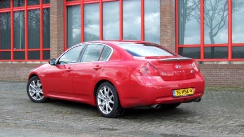 Tja, soms zit het even niet mee. Sta je op het punt om Infiniti op de Europese markt te introduceren, verkeert heel de wereld opeens in een crisis. Mooi is dat. Toch beweert de dealer in Barendrecht h