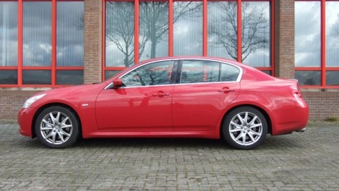 Tja, soms zit het even niet mee. Sta je op het punt om Infiniti op de Europese markt te introduceren, verkeert heel de wereld opeens in een crisis. Mooi is dat. Toch beweert de dealer in Barendrecht h