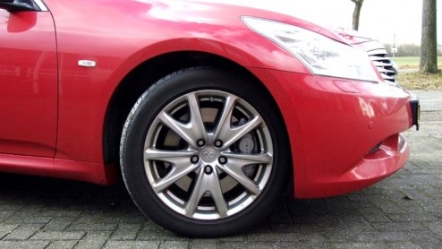Tja, soms zit het even niet mee. Sta je op het punt om Infiniti op de Europese markt te introduceren, verkeert heel de wereld opeens in een crisis. Mooi is dat. Toch beweert de dealer in Barendrecht h