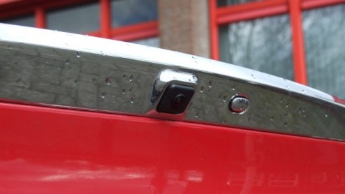 Tja, soms zit het even niet mee. Sta je op het punt om Infiniti op de Europese markt te introduceren, verkeert heel de wereld opeens in een crisis. Mooi is dat. Toch beweert de dealer in Barendrecht h