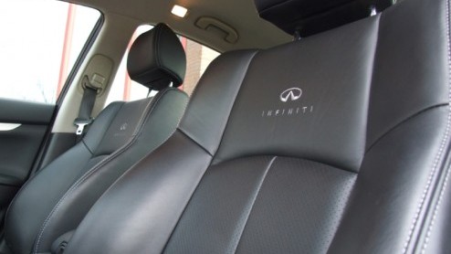 Tja, soms zit het even niet mee. Sta je op het punt om Infiniti op de Europese markt te introduceren, verkeert heel de wereld opeens in een crisis. Mooi is dat. Toch beweert de dealer in Barendrecht h