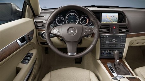 Vanochtend doken de beelden reeds op, nu maakt Mercedes-Benz de details omtrent de nieuwe E-Klasse Coupe bekend. Zeer gestroomlijnd, de nieuwste generatie motoren maar bovenal een elegante verschijnin