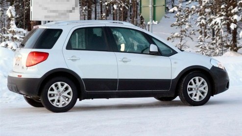 De Fiat Sedici zoekt de publiciteit op. Deze bijna-SUV krijgt namelijk een facelift, waarvan opnieuw beelden zijn opgedoken. Erg groot zijn de veranderingen echter niet.