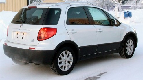 De Fiat Sedici zoekt de publiciteit op. Deze bijna-SUV krijgt namelijk een facelift, waarvan opnieuw beelden zijn opgedoken. Erg groot zijn de veranderingen echter niet.