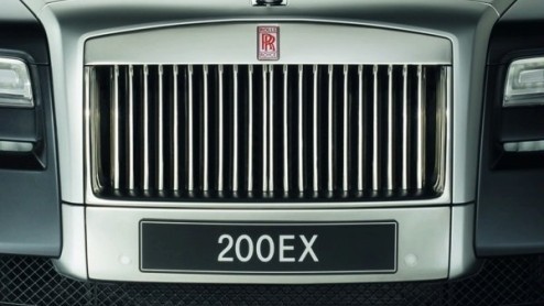 Ook Rolls-Royce plaagt liefhebbers met een teaser. Dit puzzelstukje toont de 200 EX Concept, de 'kleine' Rolls die onder de naam RR4 in het geruchtencircuit door het leven ging. In Geneve staat hij in