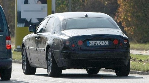 Ook Rolls-Royce plaagt liefhebbers met een teaser. Dit puzzelstukje toont de 200 EX Concept, de 'kleine' Rolls die onder de naam RR4 in het geruchtencircuit door het leven ging. In Geneve staat hij in