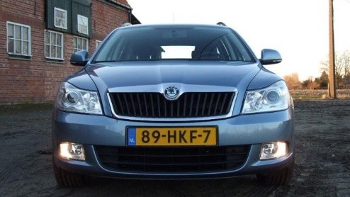 De Skoda Octavia heeft eind vorig jaar een opknapbeurt ondergaan. Was het nodig dan? Nou nee, niet echt. Wellicht dat daarom de wijzigingen ook bescheiden zijn gebleven. Althans, zo op het eerste gezi