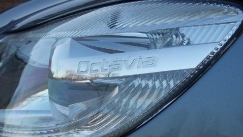 De Skoda Octavia heeft eind vorig jaar een opknapbeurt ondergaan. Was het nodig dan? Nou nee, niet echt. Wellicht dat daarom de wijzigingen ook bescheiden zijn gebleven. Althans, zo op het eerste gezi