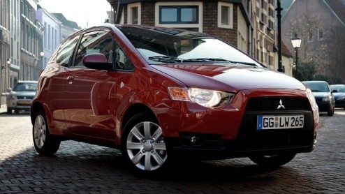 We hebben m onlangs al aan de tand gevoeld, en nu staat-ie bij de dealers: de Mitsubishi Colt ClearTec. Deze vernieuwde Colt heeft een zeer zuinige benzinemotor met A-label onder de kap, ClearTec tec