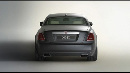 Zagen we eerst alleen de grille als plagerij, nu is hij helemaal in beeld: het studiemodel van de langverwachte, veelbelovende Baby-Rolls, de Rolls-Royce 200EX Concept! Wie m in levende lijve wil aan