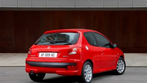 Al kunnen wennen aan de Peugeot 206+? Dan volgen nu de prijzen en uitrustingsniveaus. Hij wordt leverbaar als drie- en vijfdeurs en kost minimaal 10.500 euro