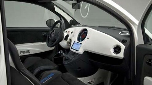 Niet splinternieuw, maar zeker de moeite waard om te bekijken: de Fiat 500 Alpine. Het doorgaans retro-Italiaantje kreeg een metamorfose, straalt nu sportiviteit uit en is volgehangen met audio en vid