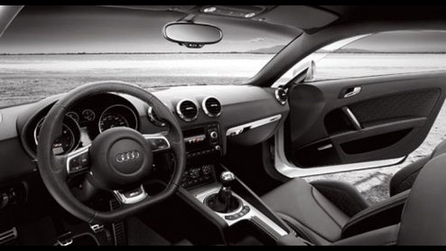 Audi heeft een nieuw topmodel voor de TT-reeks gepland. Het is de TT RS die we al meerdere malen met maar weinig verhulling wisten te signaleren. Inmiddels zijn er officile beelden opgedoken. Specs: 