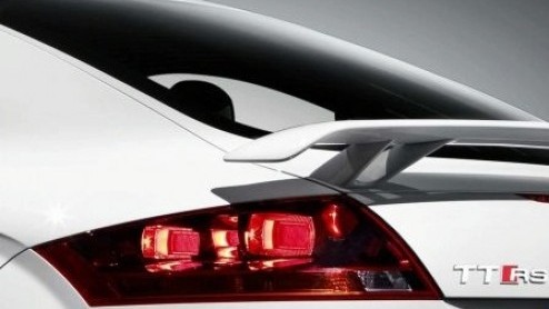 Audi heeft een nieuw topmodel voor de TT-reeks gepland. Het is de TT RS die we al meerdere malen met maar weinig verhulling wisten te signaleren. Inmiddels zijn er officile beelden opgedoken. Specs: 