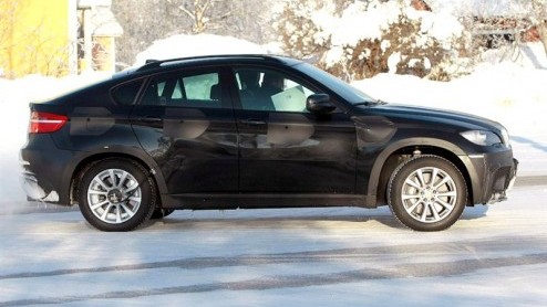 Zou BMW het er om doen? Nog even lekker in de sneeuw 'testen' om de liefhebbers van de X6M zoet te houden? We ontvingen opnieuw de beelden van dit X6-topmodel, die niet lang meer op zich zal laten wac