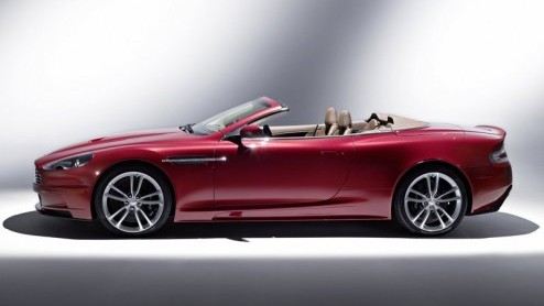 Zonne-aanbidders opglet, Aston Martin presenteert de DBS Volante! Geheel in stijl kun je met een druk op de knop het stoffen dak laten verdwijnen en....langs de boulevard gaan rijden. Of natuurlijk de