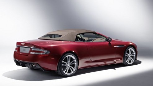 Zonne-aanbidders opglet, Aston Martin presenteert de DBS Volante! Geheel in stijl kun je met een druk op de knop het stoffen dak laten verdwijnen en....langs de boulevard gaan rijden. Of natuurlijk de