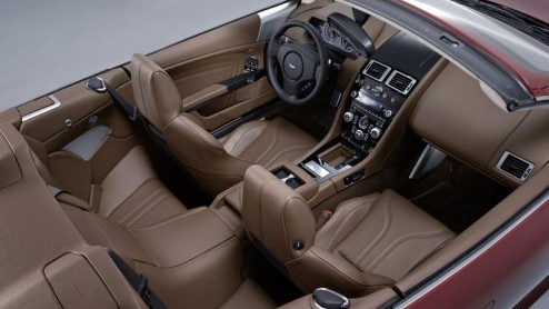 Zonne-aanbidders opglet, Aston Martin presenteert de DBS Volante! Geheel in stijl kun je met een druk op de knop het stoffen dak laten verdwijnen en....langs de boulevard gaan rijden. Of natuurlijk de