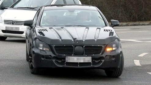 Mercedes heeft de vierdeurscoupe CLS al bijna vijf jaar in het gamma. Daarom is Mercedes-Benz al ver op weg een nieuwe generatie te ontwikkelen. Deze opvolger staat in 2011 bij de dealers en schuilt z