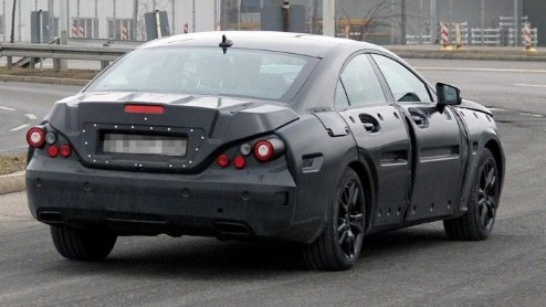 Mercedes heeft de vierdeurscoupe CLS al bijna vijf jaar in het gamma. Daarom is Mercedes-Benz al ver op weg een nieuwe generatie te ontwikkelen. Deze opvolger staat in 2011 bij de dealers en schuilt z