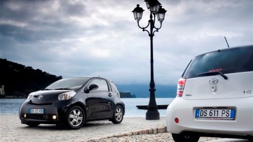 De nieuwe Toyota iQ is nog maar kort op de markt, maar nu wordt het leveringsprogramma uitgebreid met een 1.3 liter benzinemotor. Het kleine Japannertje deelt deze motor met de Auris en heeft dan lief