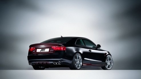 We zouden niet willen zeggen dat de Audi S5 te braaf is. Met zijn 4.2 liter V8 en ruim 350 pk is deze tweedeurscoup allerminst karig bedeeld. Abt ziet dit anders en heeft een flink krachtiger exempla