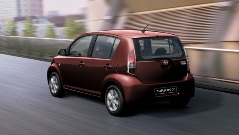 Afdingen op de rijklaarmaakkosten hoeft niet meer. Tenminste, als je tot eind maart bij de Daihatsu dealer binnenstapt om een Cuore of Sirion 2 aan te schaffen. Scheelt toch weer 430 euro. Misschien n