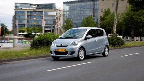 Afdingen op de rijklaarmaakkosten hoeft niet meer. Tenminste, als je tot eind maart bij de Daihatsu dealer binnenstapt om een Cuore of Sirion 2 aan te schaffen. Scheelt toch weer 430 euro. Misschien n