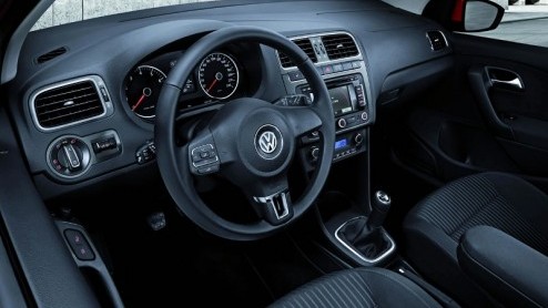 Lang uit beeld, en nu geen geheim meer. De nieuwe Volkswagen Polo laat zich zien. Ontworpen volgens de laatste Volkswagen mode en met hypermoderne techniek in het vooronder, goed voor lage bijtelling,