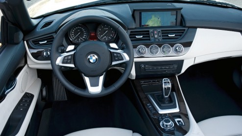 Op deze dag vol blinkend nieuws maakt BMW tussen de bedrijven door de prijzen van de nieuwe BMW Z4 bekend. De Beierse roadster met inklapbare aluminium hardtop, zescilinder in het vooronder en Efficie