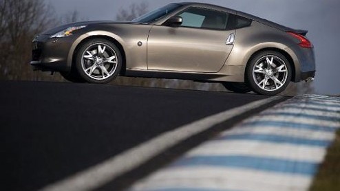 Nog een roadster die voor de zomer al te rijden is: de nieuwe Nissan 370Z. Inmiddels is de voorverkoop gestart, en is de 331 pk sterke Japanner in ruil voor minimaal 59.400 euro te bestellen.