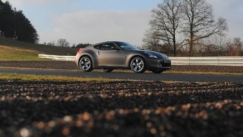 Nog een roadster die voor de zomer al te rijden is: de nieuwe Nissan 370Z. Inmiddels is de voorverkoop gestart, en is de 331 pk sterke Japanner in ruil voor minimaal 59.400 euro te bestellen.