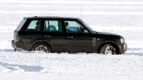 Autosalon of niet, Land Rover gaat vrolijk door met het testen van de opgefriste Range Rover. Dit jaar kunnen we er al kennis mee maken.