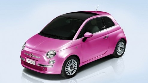 Barbie en de Fiat 500 een vreemde combinatie? Fiat viert met Mattel het 50 jarige bestaan van Barbie en geeft een speciaal ontworpen 500 kado, getooid in de bekende roze kleur.