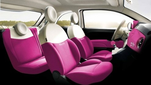 Barbie en de Fiat 500 een vreemde combinatie? Fiat viert met Mattel het 50 jarige bestaan van Barbie en geeft een speciaal ontworpen 500 kado, getooid in de bekende roze kleur.