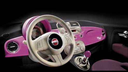 Barbie en de Fiat 500 een vreemde combinatie? Fiat viert met Mattel het 50 jarige bestaan van Barbie en geeft een speciaal ontworpen 500 kado, getooid in de bekende roze kleur.