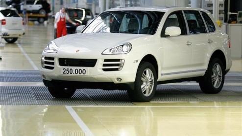 De Porsche Cayenne heeft sinds zijn komst in 2002 een ware schokgolf veroorzaakt. Deze sportieve mastodont uit Zuffenhausen bereikte onlangs een mijlpaal. Vandaag rolde het 250.000e exemplaar van de b