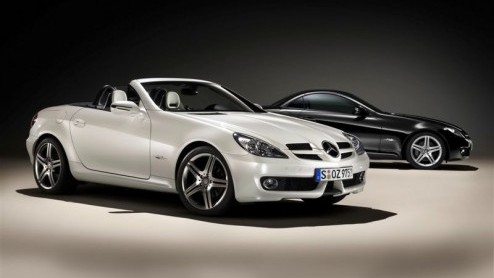 Mercedes zet hun compacte roadster SLK in de spotlights met een 2LOOK Edition. En opvallen doen ze zeker, gezien de zwart-wit kleurstelling voor zowel de koets als het interieur. Deze gelimiteerde edi