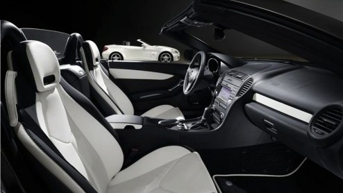 Mercedes zet hun compacte roadster SLK in de spotlights met een 2LOOK Edition. En opvallen doen ze zeker, gezien de zwart-wit kleurstelling voor zowel de koets als het interieur. Deze gelimiteerde edi