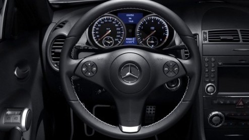 Mercedes zet hun compacte roadster SLK in de spotlights met een 2LOOK Edition. En opvallen doen ze zeker, gezien de zwart-wit kleurstelling voor zowel de koets als het interieur. Deze gelimiteerde edi