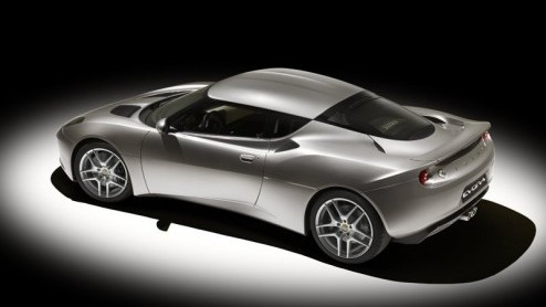 Tijdens de Autosalon van Genve presenteert Lotus de Evora. Dit nieuwe lichtgewicht topmodel van de Engelse sportwagenfabrikant staat vanaf juli in de showrooms vanaf 283 euro per pk ofwel 79.275 euro