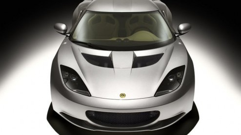 Tijdens de Autosalon van Genve presenteert Lotus de Evora. Dit nieuwe lichtgewicht topmodel van de Engelse sportwagenfabrikant staat vanaf juli in de showrooms vanaf 283 euro per pk ofwel 79.275 euro