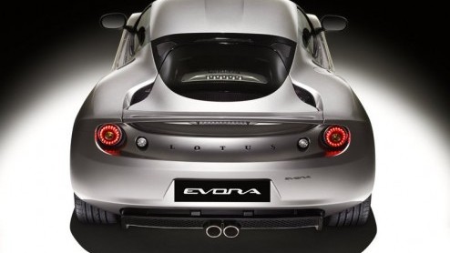Tijdens de Autosalon van Genve presenteert Lotus de Evora. Dit nieuwe lichtgewicht topmodel van de Engelse sportwagenfabrikant staat vanaf juli in de showrooms vanaf 283 euro per pk ofwel 79.275 euro