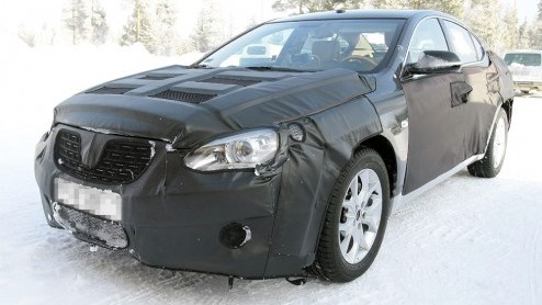 Maak kennis met de opvolger van het uit productie genomen topmodel van Kia, de Opirus. Het nieuwe vierdeursmodel met coupe-lijn wordt nog steeds druk getest, en draagt nog de naam VG, (verwennerij en