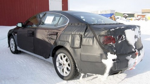 Maak kennis met de opvolger van het uit productie genomen topmodel van Kia, de Opirus. Het nieuwe vierdeursmodel met coupe-lijn wordt nog steeds druk getest, en draagt nog de naam VG, (verwennerij en