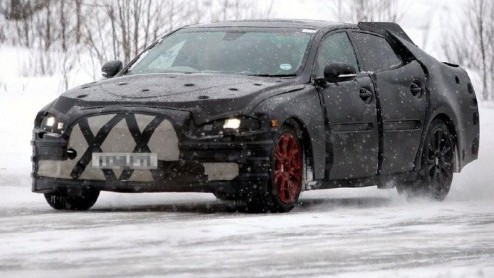 De nieuwe Jaguar XJ gooit het over een geheel andere boeg. Onder de hevige camouflage schuilt een silhouet dat meer richting dat van de XF gaat. Pas tegen het voorjaar van 2011 zullen we het definitie