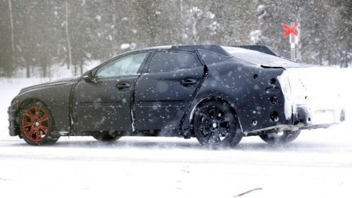 De nieuwe Jaguar XJ gooit het over een geheel andere boeg. Onder de hevige camouflage schuilt een silhouet dat meer richting dat van de XF gaat. Pas tegen het voorjaar van 2011 zullen we het definitie